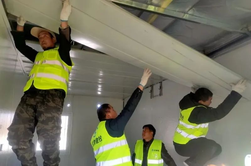 甘肃建投安置板房建设_积石山县地震安置房搭建_活动板房搭建流程